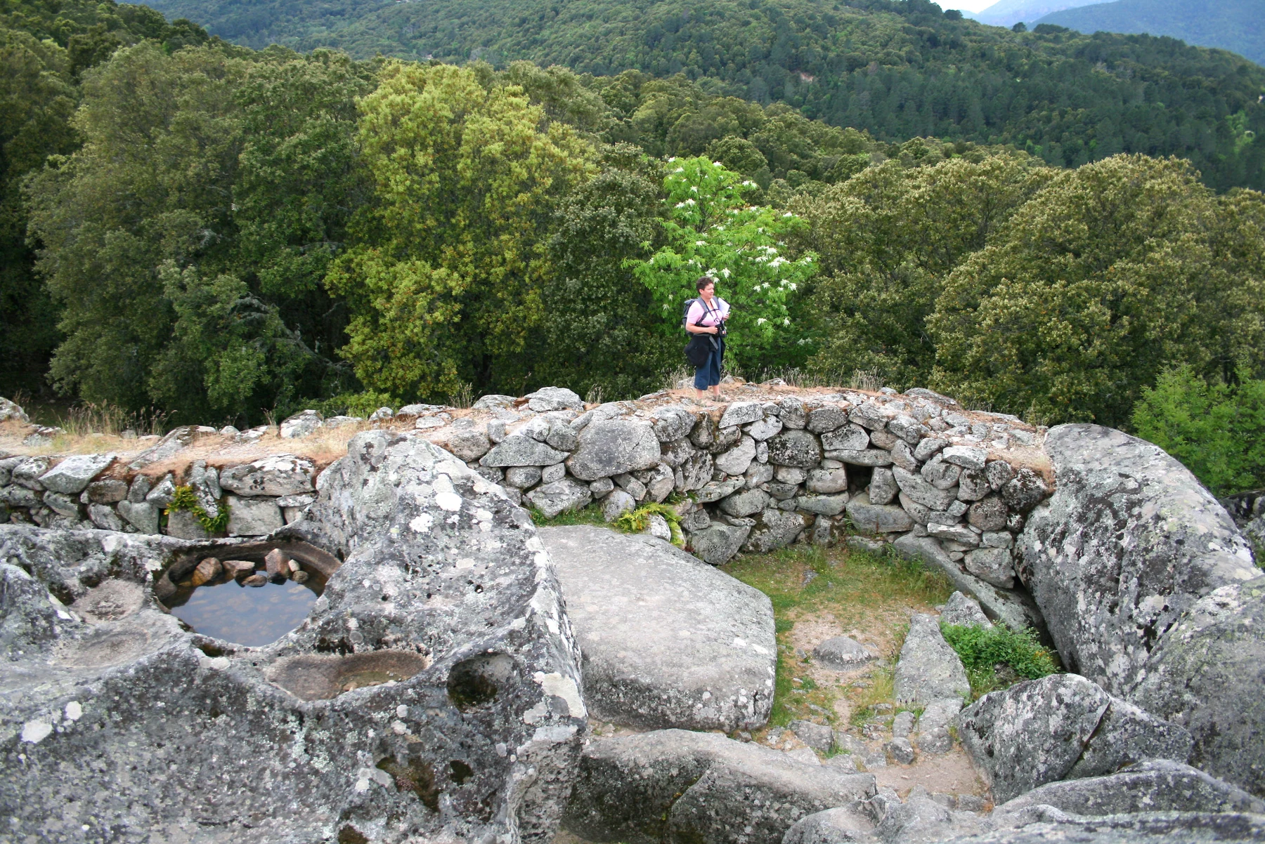 Cucuruzzu: Adjoining rooms and passages become legible from above. This is an elevated view, not an aerial survey.