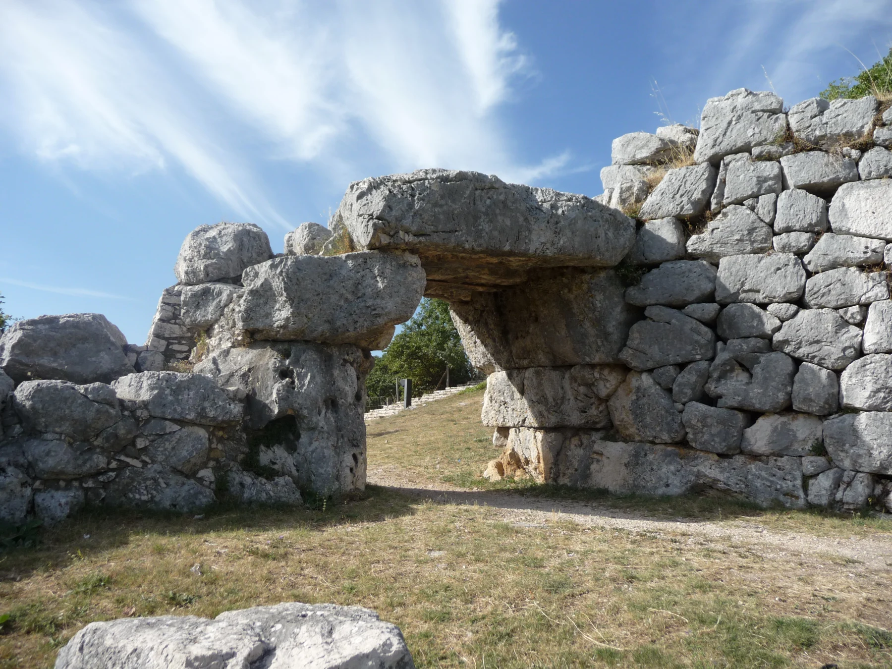 Porta Saracena: the polygonal gateway
